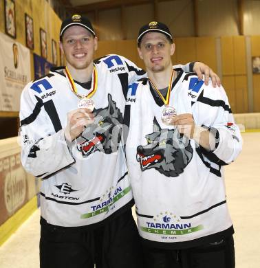 Eishockey. CHL. Carinthian Hockey League. Tarco Woelfe gegen Velden.
Meisterjubel Tarco Woelfe. Heiko und Harald Ofner. Klagenfurt, am 10.3.2012.
Foto: Kuess
---
pressefotos, pressefotografie, kuess, qs, qspictures, sport, bild, bilder, bilddatenbank