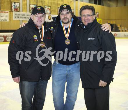 Eishockey. CHL. Carinthian Hockey League. Tarco Woelfe gegen Velden.
Meisterjubel Tarco Woelfe. Trainer Hans Sulzer, Bruno Tarmann, Wolfgang Ebner (Praesident Kaerntner Fussballverband)  Klagenfurt, am 10.3.2012.
Foto: Kuess
---
pressefotos, pressefotografie, kuess, qs, qspictures, sport, bild, bilder, bilddatenbank