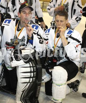 Eishockey. CHL. Carinthian Hockey League. Tarco Woelfe gegen Velden.
Meisterjubel Tarco Woelfe. Marco Del Fabro,  Harald Ofner. Klagenfurt, am 10.3.2012.
Foto: Kuess
---
pressefotos, pressefotografie, kuess, qs, qspictures, sport, bild, bilder, bilddatenbank