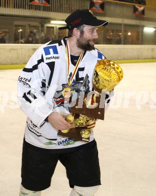 Eishockey. CHL. Carinthian Hockey League. Tarco Woelfe gegen Velden.
Meisterjubel Tarco Woelfe. Kapitaen Andreas Moschik. Klagenfurt, am 10.3.2012.
Foto: Kuess
---
pressefotos, pressefotografie, kuess, qs, qspictures, sport, bild, bilder, bilddatenbank