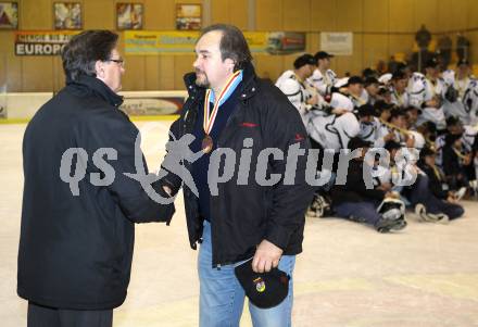 Eishockey. CHL. Carinthian Hockey League. Tarco Woelfe gegen Velden.
Meisterjubel Tarco Woelfe. Wolfgang Ebner (Praesident Kaerntner Fussballverband gratuliert Bruno Tarmann.  Klagenfurt, am 10.3.2012.
Foto: Kuess
---
pressefotos, pressefotografie, kuess, qs, qspictures, sport, bild, bilder, bilddatenbank