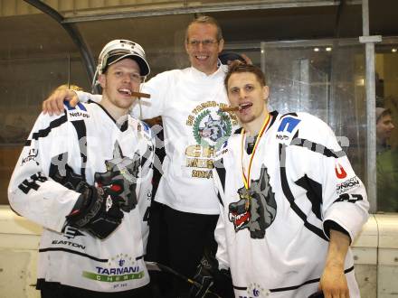 Eishockey. CHL. Carinthian Hockey League. Tarco Woelfe gegen Velden.
Meisterjubel Tarco Woelfe. Heiko Ofner,  Harald Ofner mit Vater. Klagenfurt, am 10.3.2012.
Foto: Kuess
---
pressefotos, pressefotografie, kuess, qs, qspictures, sport, bild, bilder, bilddatenbank