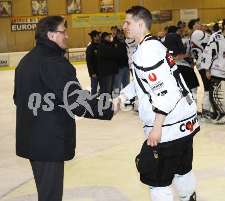 Eishockey. CHL. Carinthian Hockey League. Tarco Woelfe gegen Velden.
Wolfgang Ebner (Praesident Kaerntner Eishockeyverband), Harald Ofner.  Klagenfurt, am 10.3.2012.
Foto: Kuess
---
pressefotos, pressefotografie, kuess, qs, qspictures, sport, bild, bilder, bilddatenbank