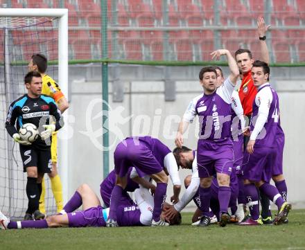 Fussball. Regionalliga.  SK Austria Klagenfurt gegen Pasching. 1:0 fuer die Austria, Torschuetze Boris Huettenbrenner verletzt am Boden. Klagenfurt, 11.3.2012. 
Foto: Kuess

---
pressefotos, pressefotografie, kuess, qs, qspictures, sport, bild, bilder, bilddatenbank