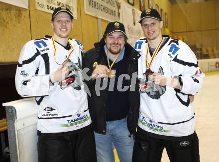 Eishockey. CHL. Carinthian Hockey League. Tarco Woelfe gegen Velden.
Meisterjubel Tarco Woelfe. Heiko Ofner, Bruno Tarmann,  Harald Ofner. Klagenfurt, am 10.3.2012.
Foto: Kuess
---
pressefotos, pressefotografie, kuess, qs, qspictures, sport, bild, bilder, bilddatenbank