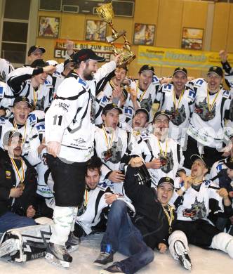 Eishockey. CHL. Carinthian Hockey League. Tarco Woelfe gegen Velden.
Meisterjubel Tarco Woelfe. Kapitaen Andreas Moschik mit dem Meisterpokal.  Klagenfurt, am 10.3.2012.
Foto: Kuess
---
pressefotos, pressefotografie, kuess, qs, qspictures, sport, bild, bilder, bilddatenbank