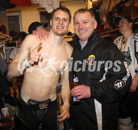 Eishockey. CHL. Carinthian Hockey League. Tarco Woelfe gegen Velden.
Meisterjubel Tarco Woelfe. Harald Ofner, Trainer Hans Sulzer. Klagenfurt, am 10.3.2012.
Foto: Kuess
---
pressefotos, pressefotografie, kuess, qs, qspictures, sport, bild, bilder, bilddatenbank