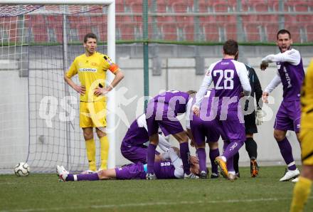 Fussball. Regionalliga.  SK Austria Klagenfurt gegen Pasching. 1:0 fuer die Austria, Torschuetze Boris Huettenbrenner verletzt am Boden. Klagenfurt, 11.3.2012. 
Foto: Kuess

---
pressefotos, pressefotografie, kuess, qs, qspictures, sport, bild, bilder, bilddatenbank