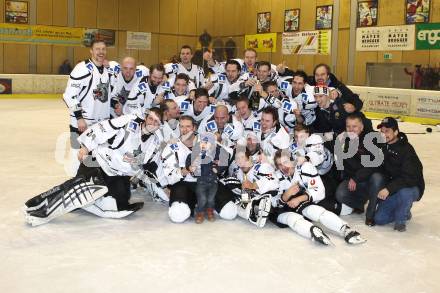 Eishockey. CHL. Carinthian Hockey League. Tarco Woelfe gegen Velden.
Meisterjubel Tarco Woelfe.  Klagenfurt, am 10.3.2012.
Foto: Kuess
---
pressefotos, pressefotografie, kuess, qs, qspictures, sport, bild, bilder, bilddatenbank