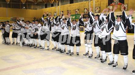 Eishockey. CHL. Carinthian Hockey League. Tarco Woelfe gegen Velden.
Meisterjubel Tarco Woelfe.  Klagenfurt, am 10.3.2012.
Foto: Kuess
---
pressefotos, pressefotografie, kuess, qs, qspictures, sport, bild, bilder, bilddatenbank