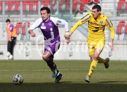 Fussball. Regionalliga.  SK Austria Klagenfurt gegen Pasching. Almedin Hota,  (Klagenfurt), Marco Perchtold (Pasching). Klagenfurt, 11.3.2012. 
Foto: Kuess

---
pressefotos, pressefotografie, kuess, qs, qspictures, sport, bild, bilder, bilddatenbank