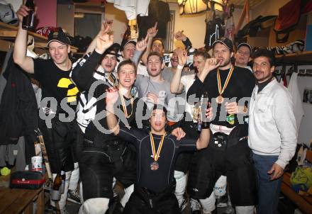 Eishockey. CHL. Carinthian Hockey League. Tarco Woelfe gegen Velden.
Meisterjubel Tarco Woelfe. Klagenfurt, am 10.3.2012.
Foto: Kuess
---
pressefotos, pressefotografie, kuess, qs, qspictures, sport, bild, bilder, bilddatenbank