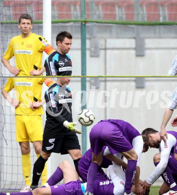 Fussball. Regionalliga.  SK Austria Klagenfurt gegen Pasching. 1:0 fuer die Austria, Torschuetze Boris Huettenbrenner verletzt am Boden (Klagenfurt), Hans Peter Berger, (Pasching). Klagenfurt, 11.3.2012. 
Foto: Kuess

---
pressefotos, pressefotografie, kuess, qs, qspictures, sport, bild, bilder, bilddatenbank