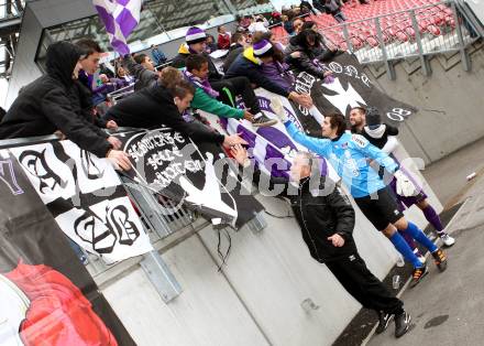 Fussball. Regionalliga.  SK Austria Klagenfurt gegen Pasching. Co-Trainer Josef Thuller, Florian Heindl, Oliver Pusztai, Fans (Klagenfurt). Klagenfurt, 11.3.2012. 
Foto: Kuess

---
pressefotos, pressefotografie, kuess, qs, qspictures, sport, bild, bilder, bilddatenbank