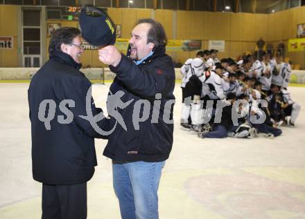 Eishockey. CHL. Carinthian Hockey League. Tarco Woelfe gegen Velden.
Meisterjubel Tarco Woelfe.  Walter Ebner (Praesident Kaerntner Eishockeyverband) gratuliert Bruno Tarmann. Klagenfurt, am 10.3.2012.
Foto: Kuess
---
pressefotos, pressefotografie, kuess, qs, qspictures, sport, bild, bilder, bilddatenbank