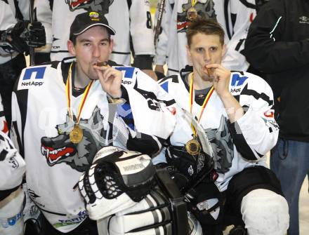 Eishockey. CHL. Carinthian Hockey League. Tarco Woelfe gegen Velden.
Meisterjubel Tarco Woelfe. Marco Del Fabro,  Harald Ofner. Klagenfurt, am 10.3.2012.
Foto: Kuess
---
pressefotos, pressefotografie, kuess, qs, qspictures, sport, bild, bilder, bilddatenbank