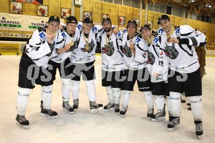 Eishockey. CHL. Carinthian Hockey League. Tarco Woelfe gegen Velden.
Meisterjubel Tarco Woelfe. Spieler mit Meistermedaillen. Klagenfurt, am 10.3.2012.
Foto: Kuess
---
pressefotos, pressefotografie, kuess, qs, qspictures, sport, bild, bilder, bilddatenbank