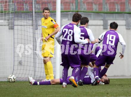 Fussball. Regionalliga.  SK Austria Klagenfurt gegen Pasching. 1:0 fuer die Austria, Torschuetze Boris Huettenbrenner verletzt am Boden. Klagenfurt, 11.3.2012. 
Foto: Kuess

---
pressefotos, pressefotografie, kuess, qs, qspictures, sport, bild, bilder, bilddatenbank