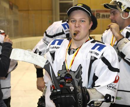 Eishockey. CHL. Carinthian Hockey League. Tarco Woelfe gegen Velden.
Meisterjubel Tarco Woelfe. Daniel Goetzhaber. Klagenfurt, am 10.3.2012.
Foto: Kuess
---
pressefotos, pressefotografie, kuess, qs, qspictures, sport, bild, bilder, bilddatenbank