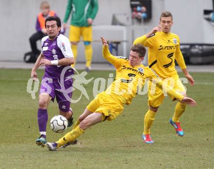 Fussball. Regionalliga.  SK Austria Klagenfurt gegen Pasching. Almedin Hota, (Klagenfurt), Matthias Oettl (Pasching). Klagenfurt, 11.3.2012. 
Foto: Kuess

---
pressefotos, pressefotografie, kuess, qs, qspictures, sport, bild, bilder, bilddatenbank