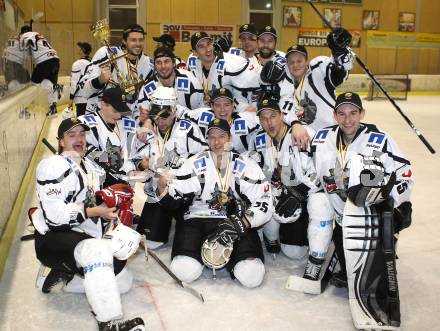 Eishockey. CHL. Carinthian Hockey League. Tarco Woelfe gegen Velden.
Meisterjubel Tarco Woelfe. Klagenfurt, am 10.3.2012.
Foto: Kuess
---
pressefotos, pressefotografie, kuess, qs, qspictures, sport, bild, bilder, bilddatenbank