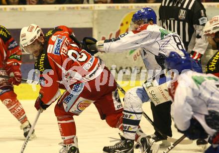 EBEL. Eishockey Bundesliga. KAC gegen KHL Medvescak Zagreb. Joseph Joey Tenute (KAC), Dario Kostovic (Zagreb). Klagenfurt, am 13.3.2012.
Foto: Kuess

---
pressefotos, pressefotografie, kuess, qs, qspictures, sport, bild, bilder, bilddatenbank