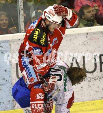 EBEL. Eishockey Bundesliga. KAC gegen KHL Medvescak Zagreb. Rodeo. Stephan Geier (KAC), Kenneth Macaulay (Zagreb). Klagenfurt, am 13.3.2012.
Foto: Kuess

---
pressefotos, pressefotografie, kuess, qs, qspictures, sport, bild, bilder, bilddatenbank