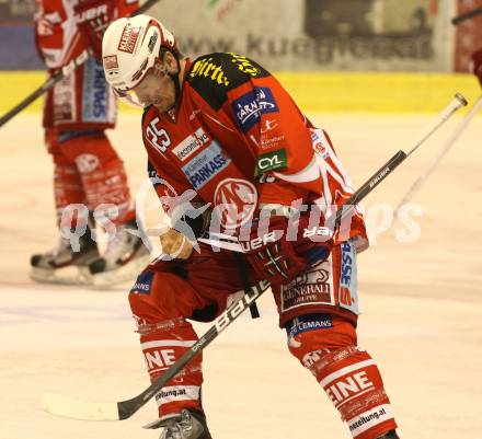 EBEL. Eishockey Bundesliga. KAC gegen KHL Medvescak Zagreb. Kirk Furey an der Hand verletzt (KAC), (Zagreb). Klagenfurt, am 13.3.2012.
Foto: Kuess

---
pressefotos, pressefotografie, kuess, qs, qspictures, sport, bild, bilder, bilddatenbank