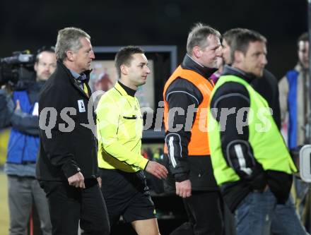 Fussball. Erste Liga. WAC/St. Andrae gegen SC Austria Lustenau. Schiedsrichter Andreas Feichtinger, begleitet von Ordnern. Wolfsberg, 16.3.2012. 
Foto: Kuess
---
pressefotos, pressefotografie, kuess, qs, qspictures, sport, bild, bilder, bilddatenbank