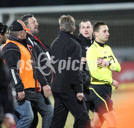 Fussball. Erste Liga. WAC/St. Andrae gegen SC Austria Lustenau. Schiedsrichter Andreas Feichtinger. Schutz durch Ordner. Wolfsberg, 16.3.2012. 
Foto: Kuess
---
pressefotos, pressefotografie, kuess, qs, qspictures, sport, bild, bilder, bilddatenbank