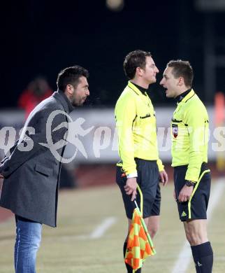 Fussball. Erste Liga.  WAC/St. Andrae gegen SC Austria Lustenau. Nenad Bjelica wird von Schiedsrichter Andreas feichtinger auf die Tribuene verbannt. Wolfsberg, 16.3.2012. 
Foto: Kuess

---
pressefotos, pressefotografie, kuess, qs, qspictures, sport, bild, bilder, bilddatenbank