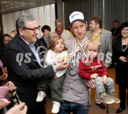 Schi Nordisch. Schispringen. Ehrung von Martin Koch durch die Stadt Villach. Buergermeister Helmut Manzenreiter, Martin Koch, Grosscousine Emma, Grosscousin Jonas. Villach, am 23.3.2012.
Foto: Kuess

---
pressefotos, pressefotografie, kuess, qs, qspictures, sport, bild, bilder, bilddatenbank