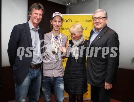 Schi Nordisch. Schispringen. Ehrung von Martin Koch durch die Stadt Villach. Vater Fritz, Martin Koch, Mutter Ingrid, Buergermeister Helmut Manzenreiter. Villach, am 23.3.2012.
Foto: Kuess

---
pressefotos, pressefotografie, kuess, qs, qspictures, sport, bild, bilder, bilddatenbank