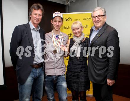 Schi Nordisch. Schispringen. Ehrung von Martin Koch durch die Stadt Villach. Vater Fritz, Martin Koch, Mutter Ingrid, Buergermeister Helmut Manzenreiter. Villach, am 23.3.2012.
Foto: Kuess

---
pressefotos, pressefotografie, kuess, qs, qspictures, sport, bild, bilder, bilddatenbank