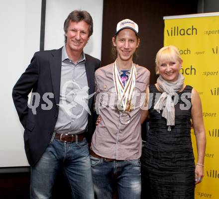 Schi Nordisch. Schispringen. Ehrung von Martin Koch durch die Stadt Villach. Vater Fritz, Martin Koch, Mutter Ingrid, . Villach, am 23.3.2012.
Foto: Kuess

---
pressefotos, pressefotografie, kuess, qs, qspictures, sport, bild, bilder, bilddatenbank