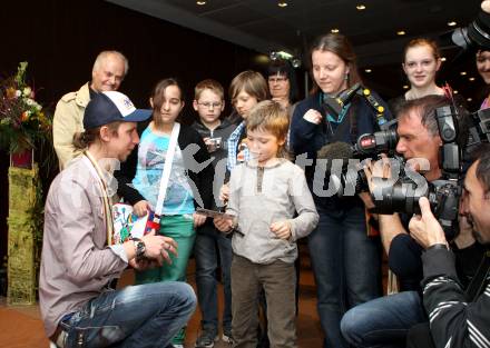 Schi Nordisch. Schispringen. Ehrung von Martin Koch durch die Stadt Villach. Martin Koch, Fans. Villach, am 23.3.2012.
Foto: Kuess

---
pressefotos, pressefotografie, kuess, qs, qspictures, sport, bild, bilder, bilddatenbank