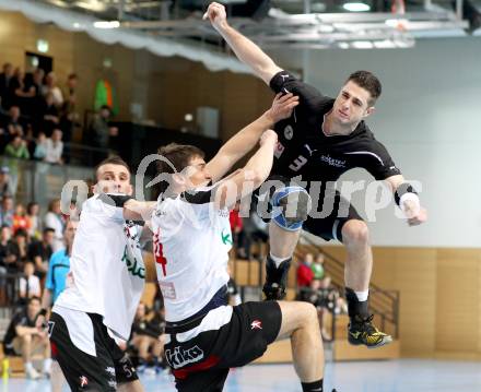 Handball Bundesliga. HC Kelag Kaernten gegen SC Ferlach. Josef Sourek,  (HCK), Daniel Plesej  (SCF). Viktring, am 24.3.2012.
Foto: Kuess
---
pressefotos, pressefotografie, kuess, qs, qspictures, sport, bild, bilder, bilddatenbank