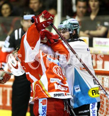 EBEL. Eishockey Bundesliga. KAC gegen EHC LIWEST Black Wings Linz. John Lammers,  (KAC), Danny Irmen (Linz). Klagenfurt, am 25.3.2012.
Foto: Kuess

---
pressefotos, pressefotografie, kuess, qs, qspictures, sport, bild, bilder, bilddatenbank