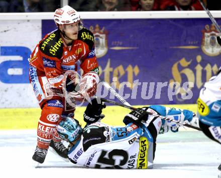 EBEL. Eishockey Bundesliga. KAC gegen EHC LIWEST Black Wings Linz. Stephan Geier,  (KAC), Robert Lukas (Linz). Klagenfurt, am 25.3.2012.
Foto: Kuess

---
pressefotos, pressefotografie, kuess, qs, qspictures, sport, bild, bilder, bilddatenbank