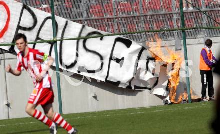 Fussball Regionalliga. SK Austria Klagenfurt gegen GAK. Brennendes Transparent. Klagenfurt, 25.3.2012
Foto: Kuess

---
pressefotos, pressefotografie, kuess, qs, qspictures, sport, bild, bilder, bilddatenbank