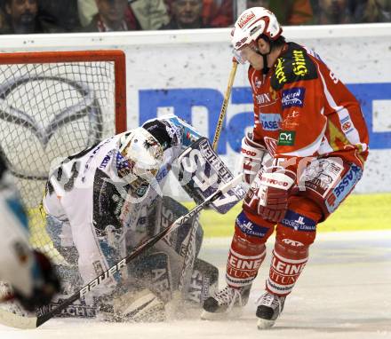 EBEL. Eishockey Bundesliga. KAC gegen EHC LIWEST Black Wings Linz. David Schuller, (KAC), Alex Westlund  (Linz). Klagenfurt, am 25.3.2012.
Foto: Kuess

---
pressefotos, pressefotografie, kuess, qs, qspictures, sport, bild, bilder, bilddatenbank