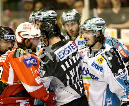 EBEL. Eishockey Bundesliga. KAC gegen EHC LIWEST Black Wings Linz. John Lammers,  (KAC), Danny Irmen (Linz). Klagenfurt, am 25.3.2012.
Foto: Kuess

---
pressefotos, pressefotografie, kuess, qs, qspictures, sport, bild, bilder, bilddatenbank