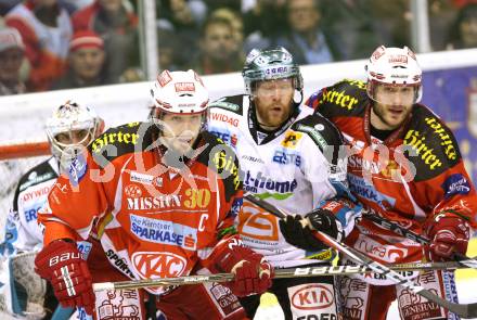 EBEL. Eishockey Bundesliga. KAC gegen EHC LIWEST Black Wings Linz. Christoph Brandner, Tyler Spurgeon, (KAC),  Jan-Axel Alavaara (Linz). Klagenfurt, am 25.3.2012.
Foto: Kuess

---
pressefotos, pressefotografie, kuess, qs, qspictures, sport, bild, bilder, bilddatenbank