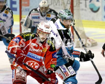 EBEL. Eishockey Bundesliga. KAC gegen EHC LIWEST Black Wings Linz. Thomas Koch,  (KAC), Mike Ouelette (Linz). Klagenfurt, am 25.3.2012.
Foto: Kuess

---
pressefotos, pressefotografie, kuess, qs, qspictures, sport, bild, bilder, bilddatenbank