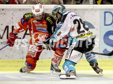 EBEL. Eishockey Bundesliga. KAC gegen EHC LIWEST Black Wings Linz. Thomas Koch,  (KAC), Mike Ouellette (Linz). Klagenfurt, am 25.3.2012.
Foto: Kuess

---
pressefotos, pressefotografie, kuess, qs, qspictures, sport, bild, bilder, bilddatenbank