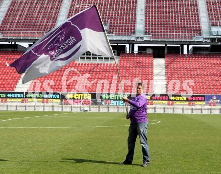 Fussball Regionalliga. SK Austria Klagenfurt gegen GAK. Fan mit Austria Klagenfurt Fahne. Klagenfurt, 25.3.2012
Foto: Kuess

---
pressefotos, pressefotografie, kuess, qs, qspictures, sport, bild, bilder, bilddatenbank