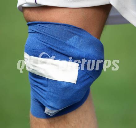 Fussball Regionalliga. SK Austria Klagenfurt gegen GAK. Feature. Knieverletzung. Bandage.. Klagenfurt, 25.3.2012
Foto: Kuess

---
pressefotos, pressefotografie, kuess, qs, qspictures, sport, bild, bilder, bilddatenbank
