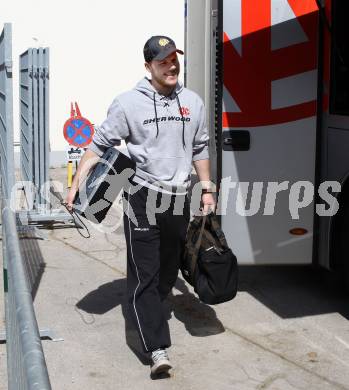 EBEL. Eishockey Bundesliga. KAC. Abfahrt nach Linz.  Stephan Geier. Klagenfurt, 27.3.2012
Foto: Kuess

---
pressefotos, pressefotografie, kuess, qs, qspictures, sport, bild, bilder, bilddatenbank