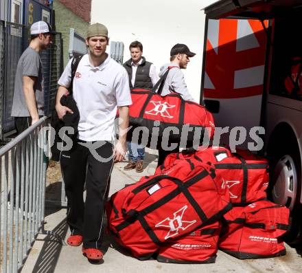 EBEL. Eishockey Bundesliga. KAC. Abfahrt nach Linz.  Hager Gregor. Klagenfurt, 27.3.2012
Foto: Kuess

---
pressefotos, pressefotografie, kuess, qs, qspictures, sport, bild, bilder, bilddatenbank