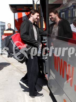 EBEL. Eishockey Bundesliga. KAC. Abfahrt nach Linz.  Zyuzin Andrei. Klagenfurt, 27.3.2012
Foto: Kuess

---
pressefotos, pressefotografie, kuess, qs, qspictures, sport, bild, bilder, bilddatenbank